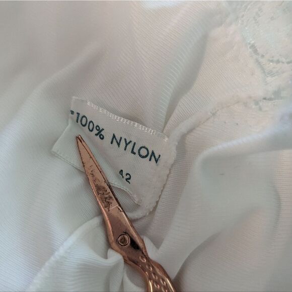 vintage women's 60s white nylon gown slip with lace details - Picture 7 of 8